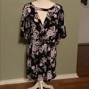 💖💖Torrid Black and White Floral Blouse💖💖